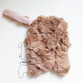 Pihe - puha plüss nyuszi, ölelni való alvóka, útitárs - biztonsági ővre csatolható