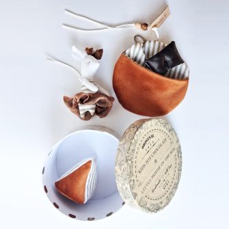 Egérke-mini textilfigura csokoládé dobozban