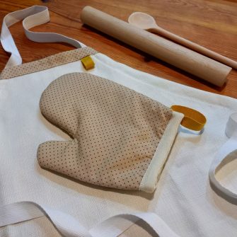 Szakács szett, kötény-fogókesztyű-sodrófa-fakanál