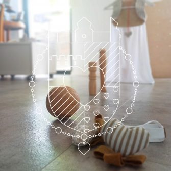 Játék korona, palást, jogar, alma, medálok   - Szív királyság - szerep,- drámajáték és ügyességi teke készlet 