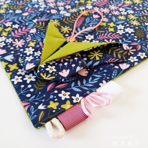 Szundikendő, újszülött kortól - ORIGAMI - pillangó formára hajtogatott textil játékkal, almazöld - sötétkék virágmintás