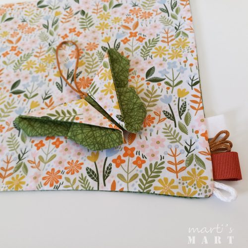 Szundikendő, újszülött kortól - ORIGAMI - pillangó formára hajtogatott textil játékkal, zöld-fehér- narancs virágmintás