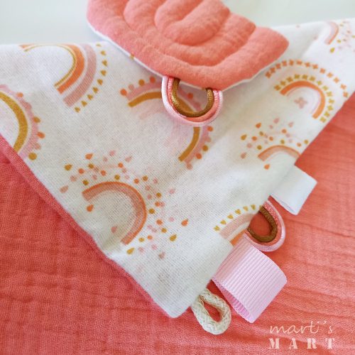 Szundikendő, újszülött kortól - rózsaszín - fehér - szivárvány formájú kiegészítő játékkal