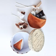   Egérke  - textiljáték kerek csokoládés dobozban kiegészítőkkel