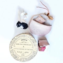   Egérke  - textiljáték kerek csokoládés dobozban kiegészítőkkel