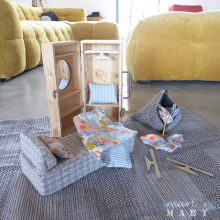 hordozható babaszoba - babaház készlet - szekrény, ruhafogasokkal, tükörrel, ágy ágyneművel, pasztell rózsaszín