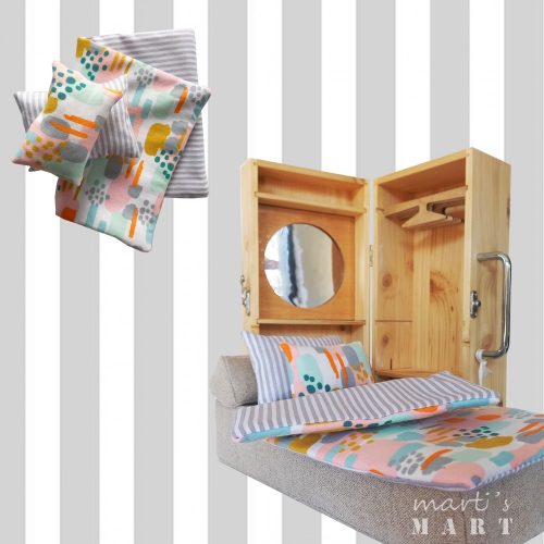 hordozható babaszoba - babaház készlet - szekrény, ruhafogasokkal, tükörrel, ágy ágyneművel, pasztell rózsaszín-színes foltmintás