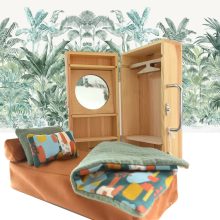 hordozható babaszoba - babaház készlet - szekrény, ruhafogasokkal, tükörrel, ágy ágyneművel,  zöld-rozsdabarna-kék-okkersárga