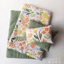 Játék ágynemű-párnák takaróval-virágos-fehér-zöld kockás