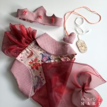 korona és palást - mellény,  medálokkal, pasztell rózsaszín - piros, virág mintás